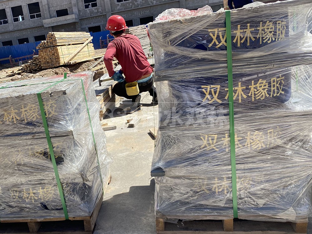 建筑橡胶楼梯支座 LRB800铅芯隔震支座生产厂家 建筑摩擦摆支座